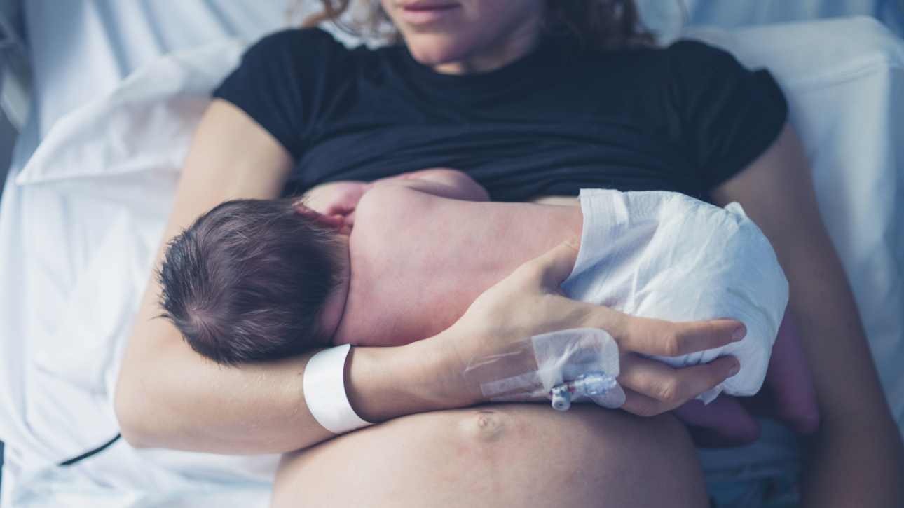 Femme avec un nouveau-né souffrant d'un état de stress post-traumatique post-accouchement