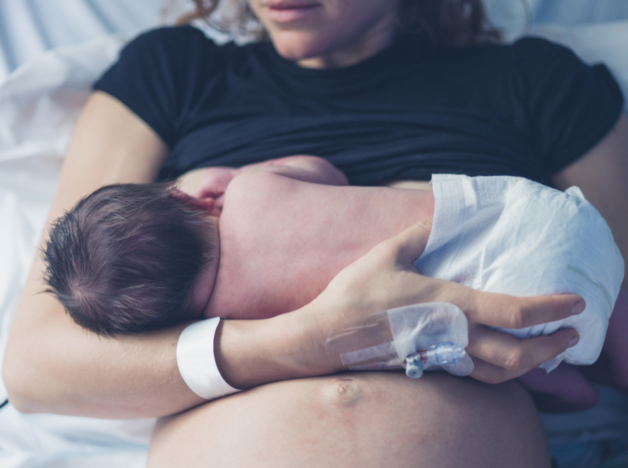 Femme avec un nouveau-né souffrant d'un état de stress post-traumatique post-accouchement