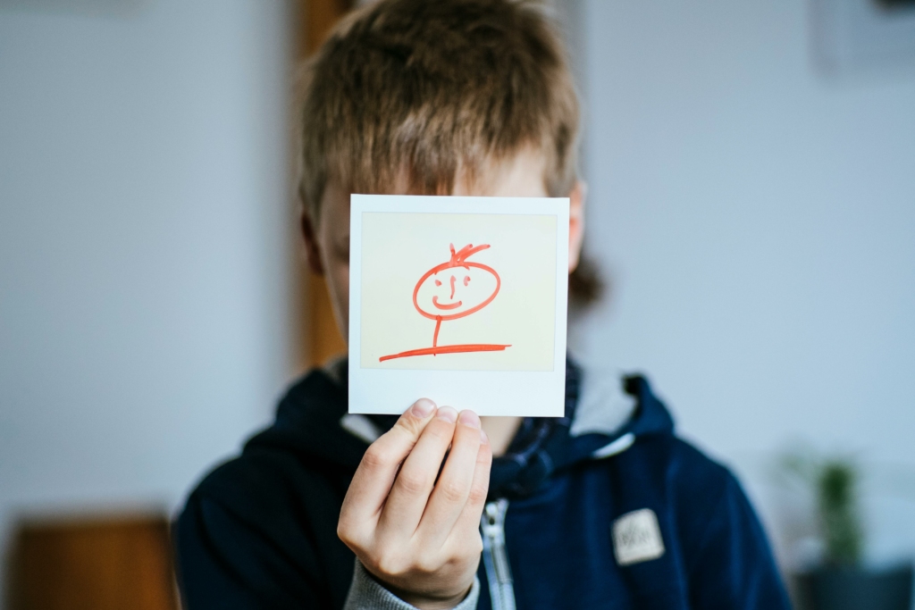 Enfant caché derrière une image, un dessin