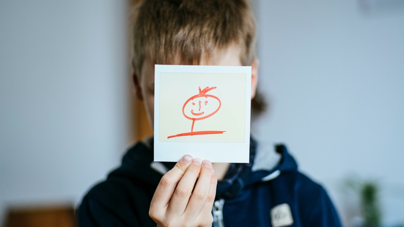 Enfant caché derrière une image, un dessin