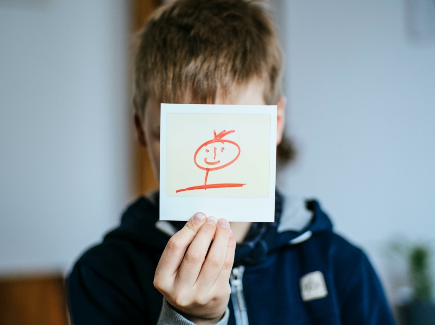 Enfant caché derrière une image, un dessin