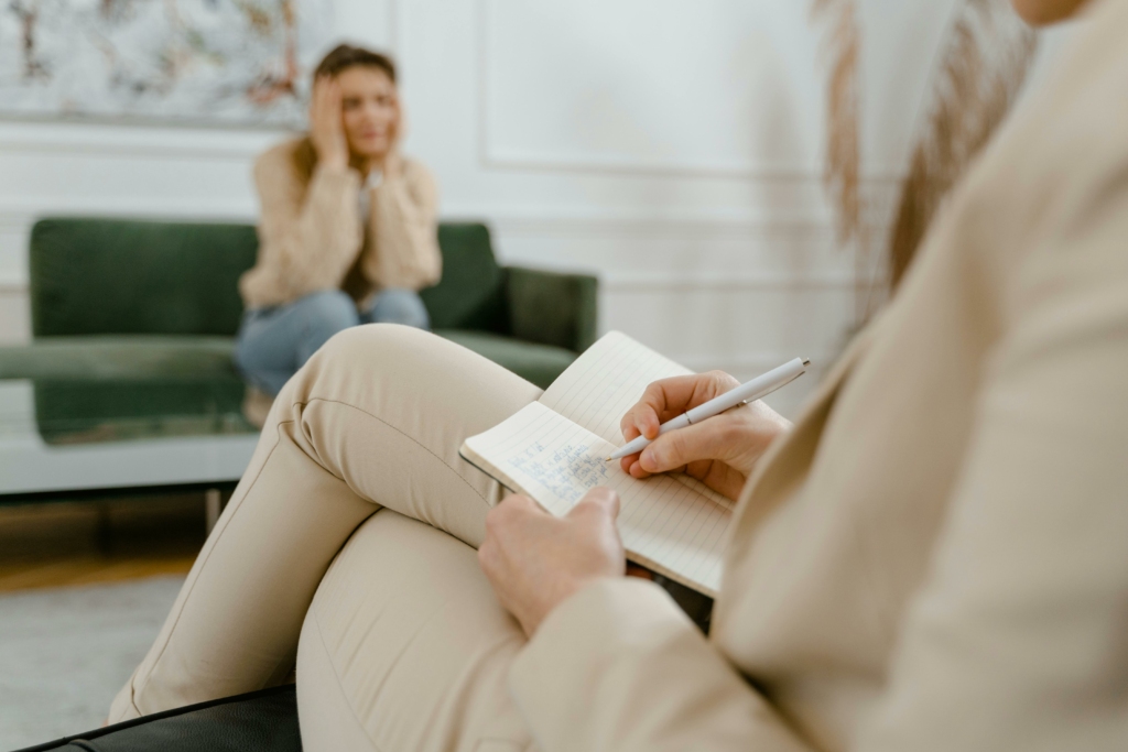 Deux femmes : l'une thérapeute, l'autre en thérapie