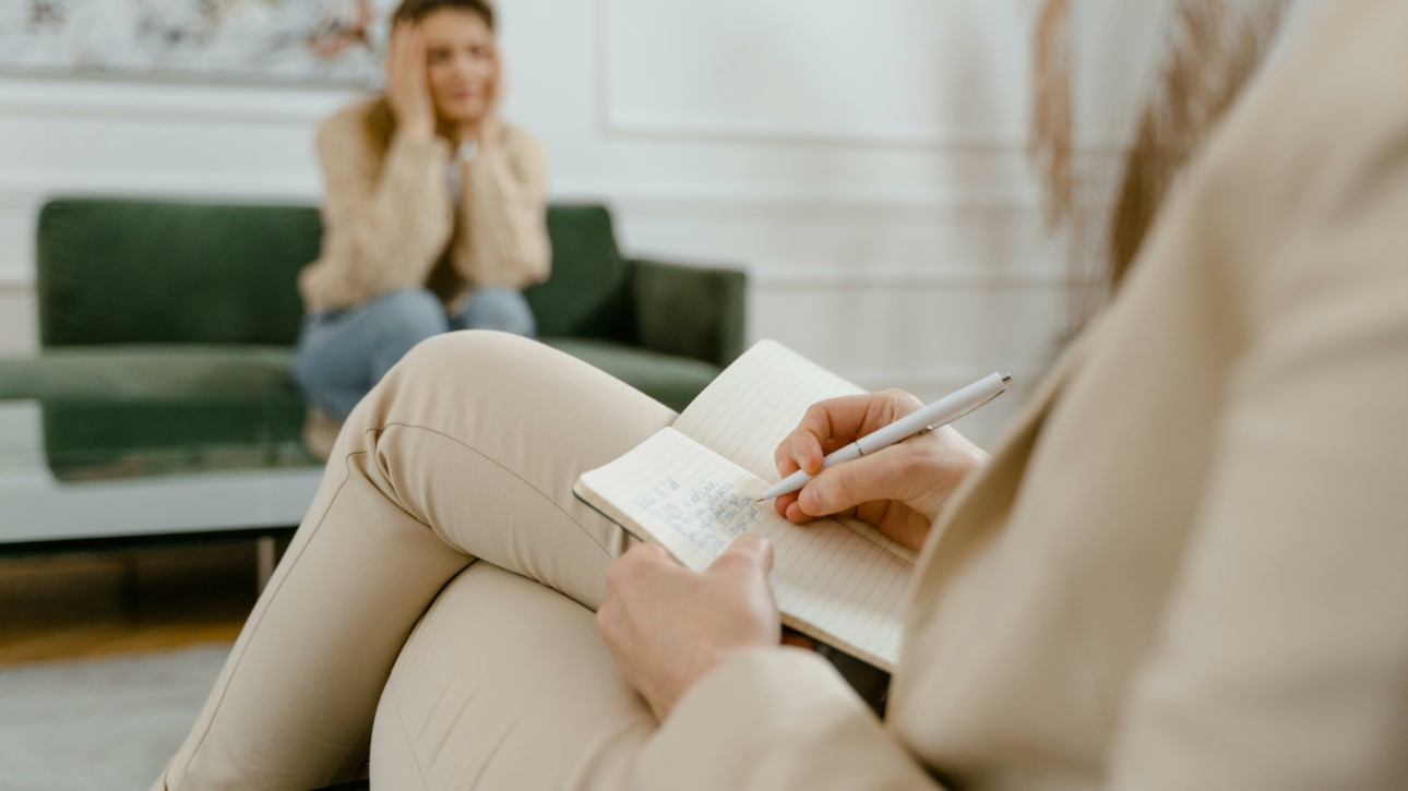 Deux femmes : l'une thérapeute, l'autre en thérapie