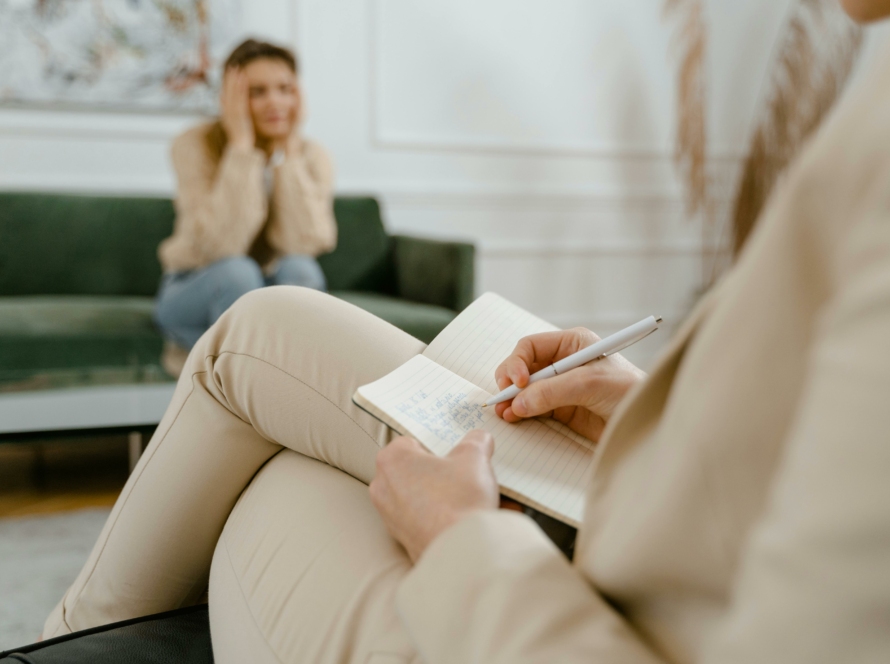 Deux femmes : l'une thérapeute, l'autre en thérapie