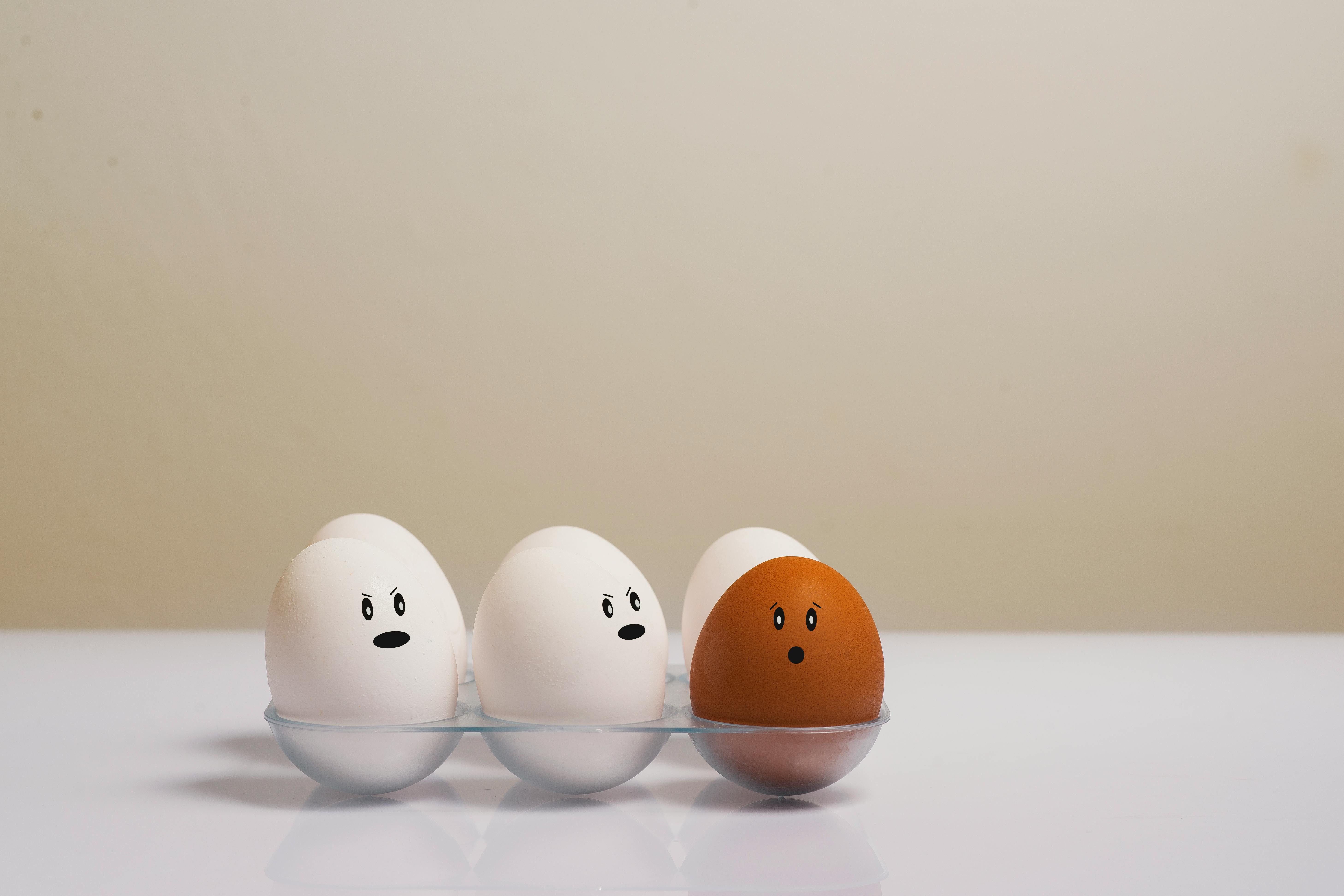 Oeufs avec des dessins de visage représentant des émotions