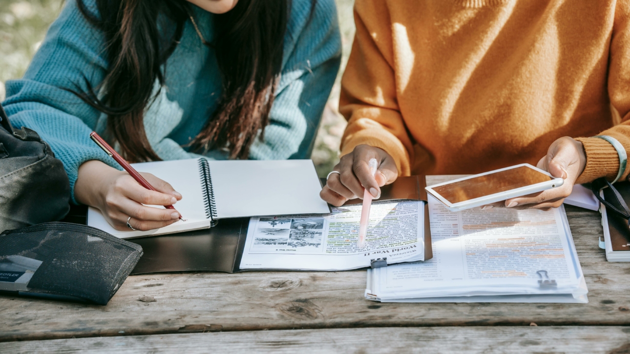 Deux étudiantes en train de réviser