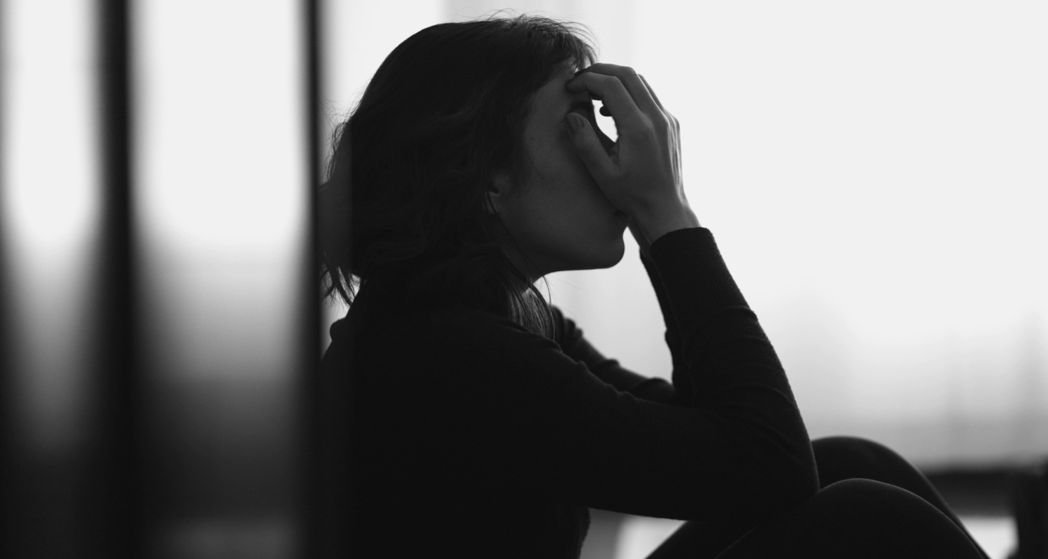 Femme assise qui souffre psychologiquement